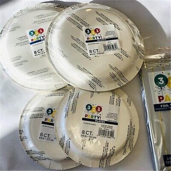 Gold Birthday Party Supplies - Plates and Tablecloth Pack for 16 people - Picture 5 of 5